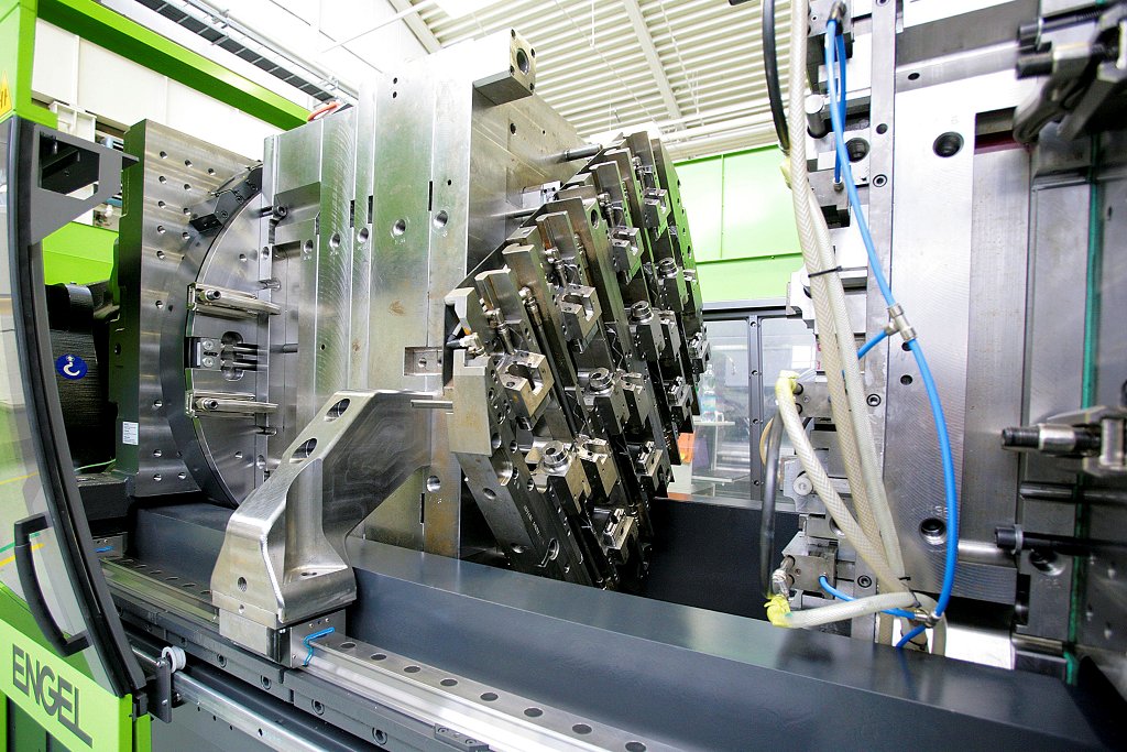 2025-07-die-evolution-einer-der-wegweisenden-entwicklungen-im-spritzgießmaschinenbau-2