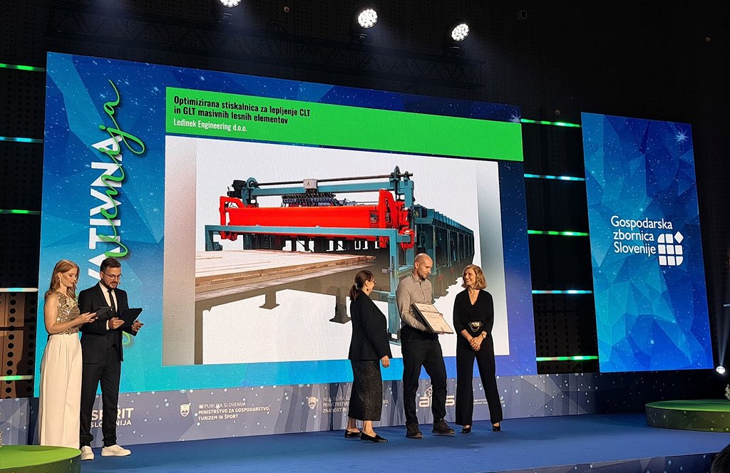 Ekipa inovatorjev z Andrejem Ledinekom na čelu je za inovacijo optimizirana stiskalnica za lepljenje CLT in GLT masivnih lesnih elementov prejela srebrno priznanje GZS