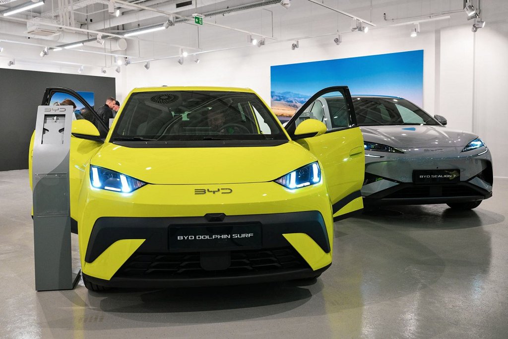 V odprtem in minimalistično oblikovanem prostoru lahko spoznajo inovacije, napredno tehnologijo in vizijo blagovne znamke BYD. Foto Robert Krumpak